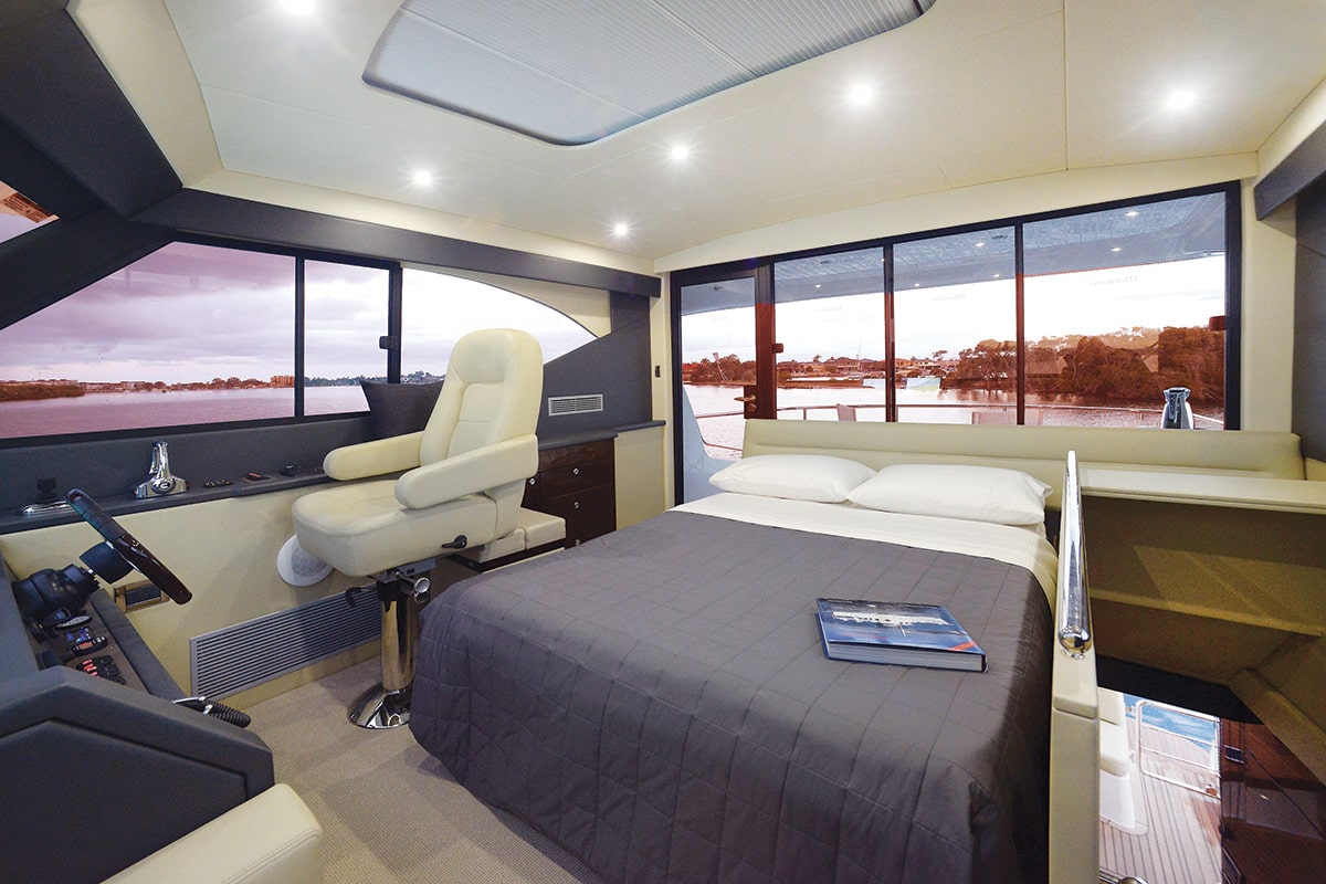 FULLY ENCLOSED FLYBRIDGE