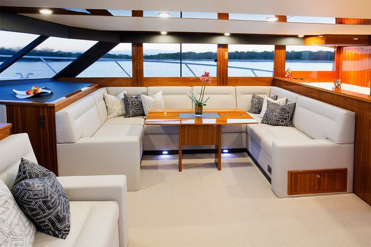 Maritimo M59 luxury motor yacht - Saloon
