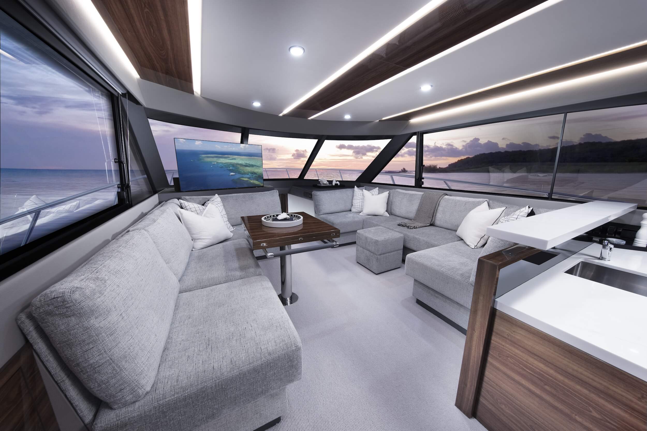Maritimo M60 Flybridge Interior (Saloon)