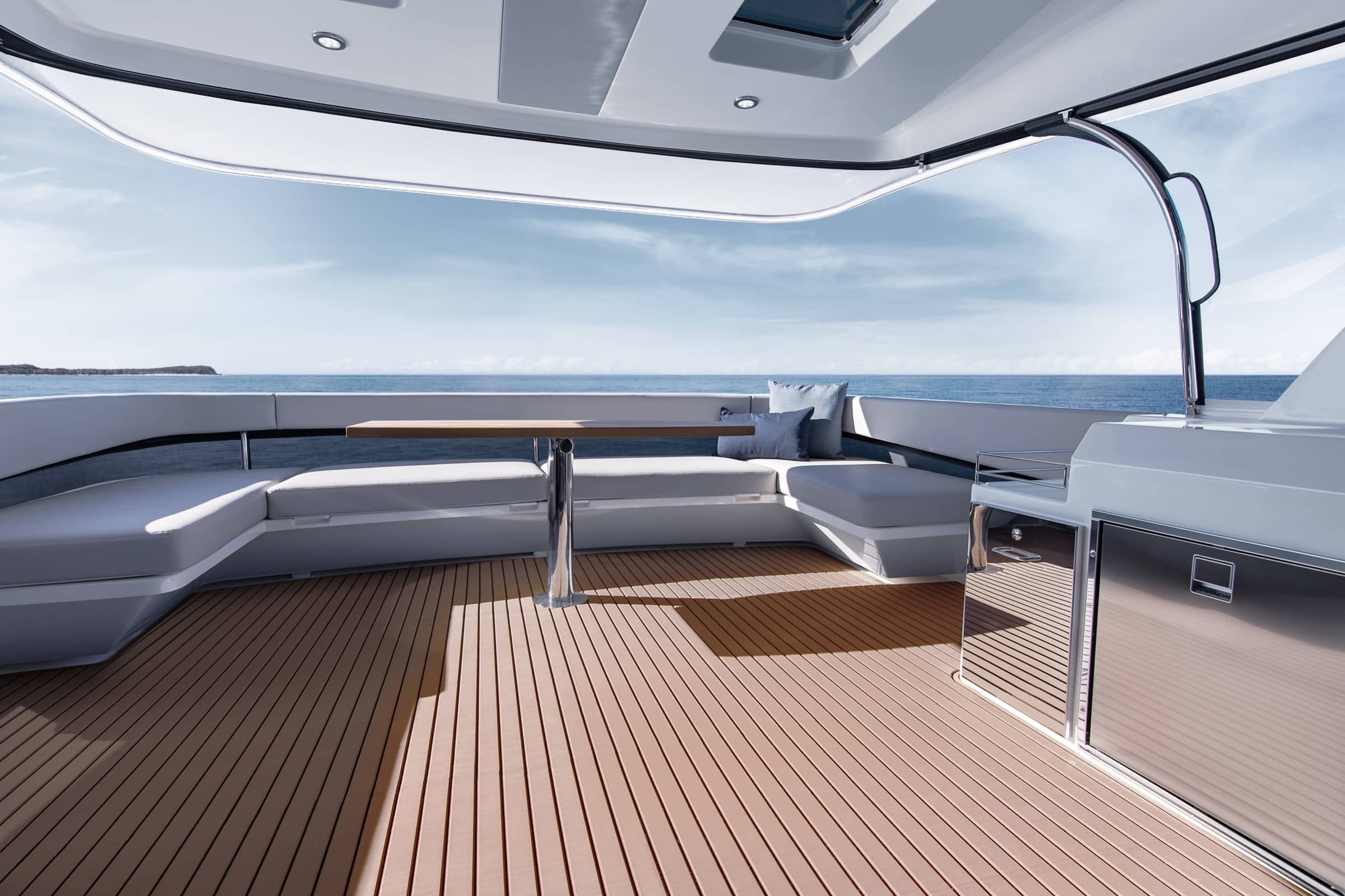 Maritimo M60 sky lounge