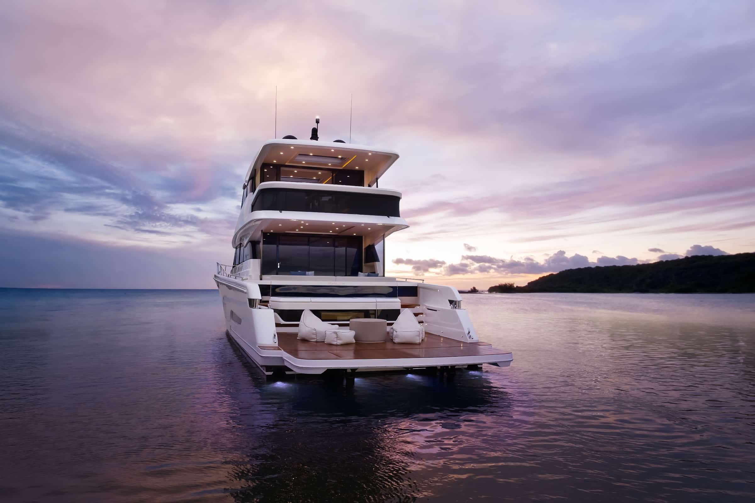 Maritimo M75 anchored