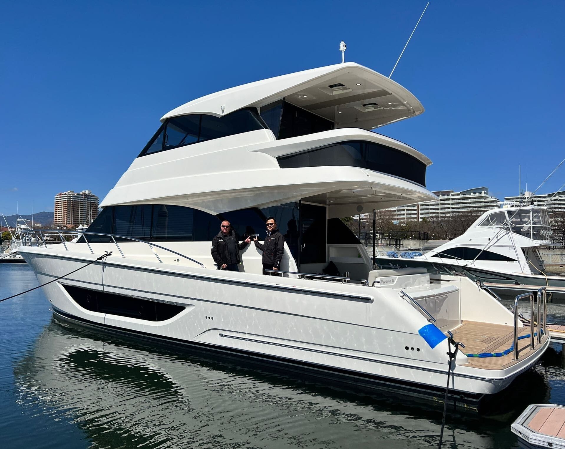 Maritimo’s dealer in Japan, Eins A Resort, takes delivery of a new M55
